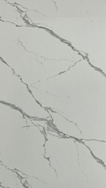 PVC nástenný panel Arctic Vein – lesklý sivobiely mramorový dekor s diagonálnym sivým žilkovaním a jemnými vlásočnicami, 280×122