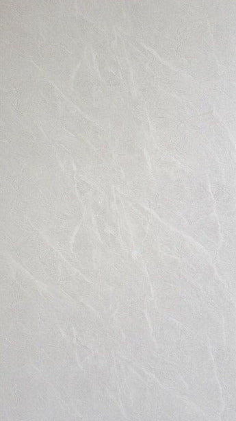 PVC nástenný panel Cloud Limestone – matný svetlosivý kamenný dekor s jemným mapovaním a nenápadnými vlásočnicami, 280×122