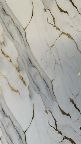 PVC nástenný panel Lumen Gold – biely mramorový dekor s výrazným sivým pásom a zlatým žilkovaním s odrazom v lesku, 280×122 cm