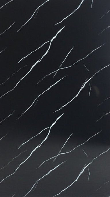 PVC nástenný panel Onyx Vein – lesklý čierny dekor s tenkým bielym diagonálnym žilkovaním, 280×122