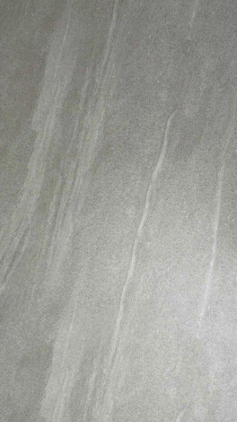 PVC nástenný panel Silk Slate – matný svetlosivý kamenný dekor so zvislými ťahmi a jemnou minerálnou textúrou, 280×122